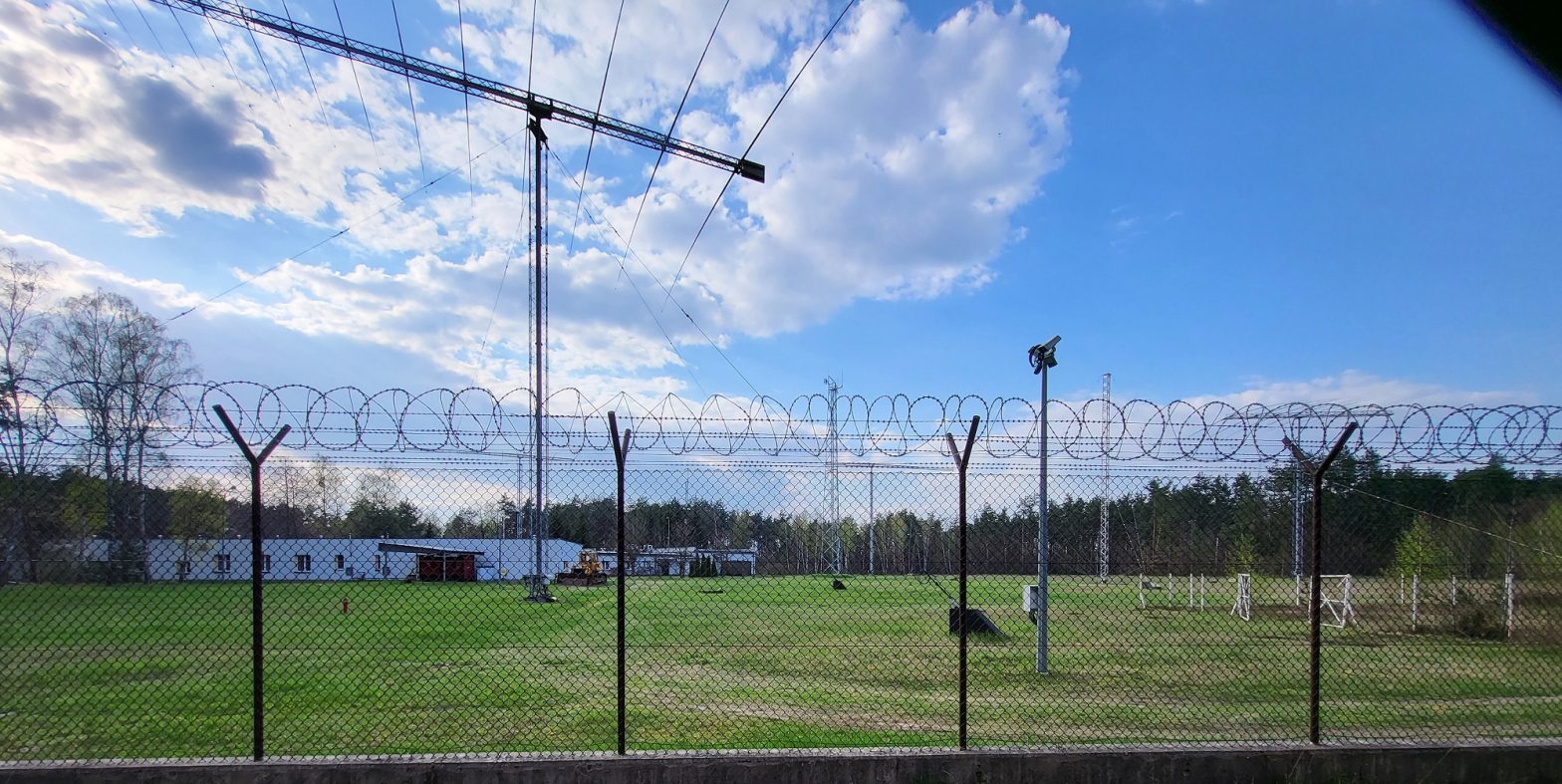 duża antena sfotografowana na terenie jednostki wojskowej